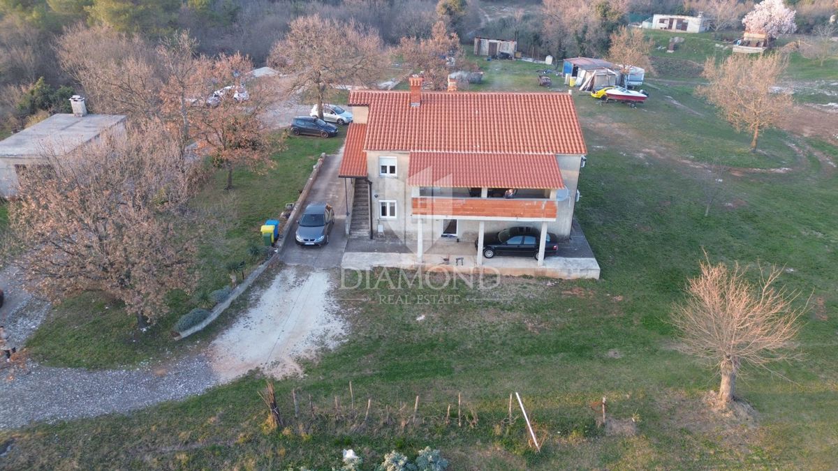 Barban, hiša s prostornim vrtom