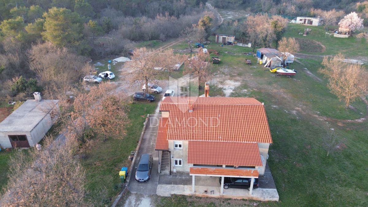 Barban, hiša s prostornim vrtom