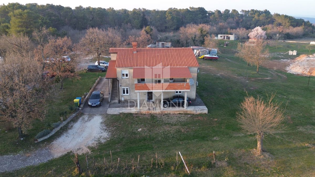 Barban, hiša s prostornim vrtom