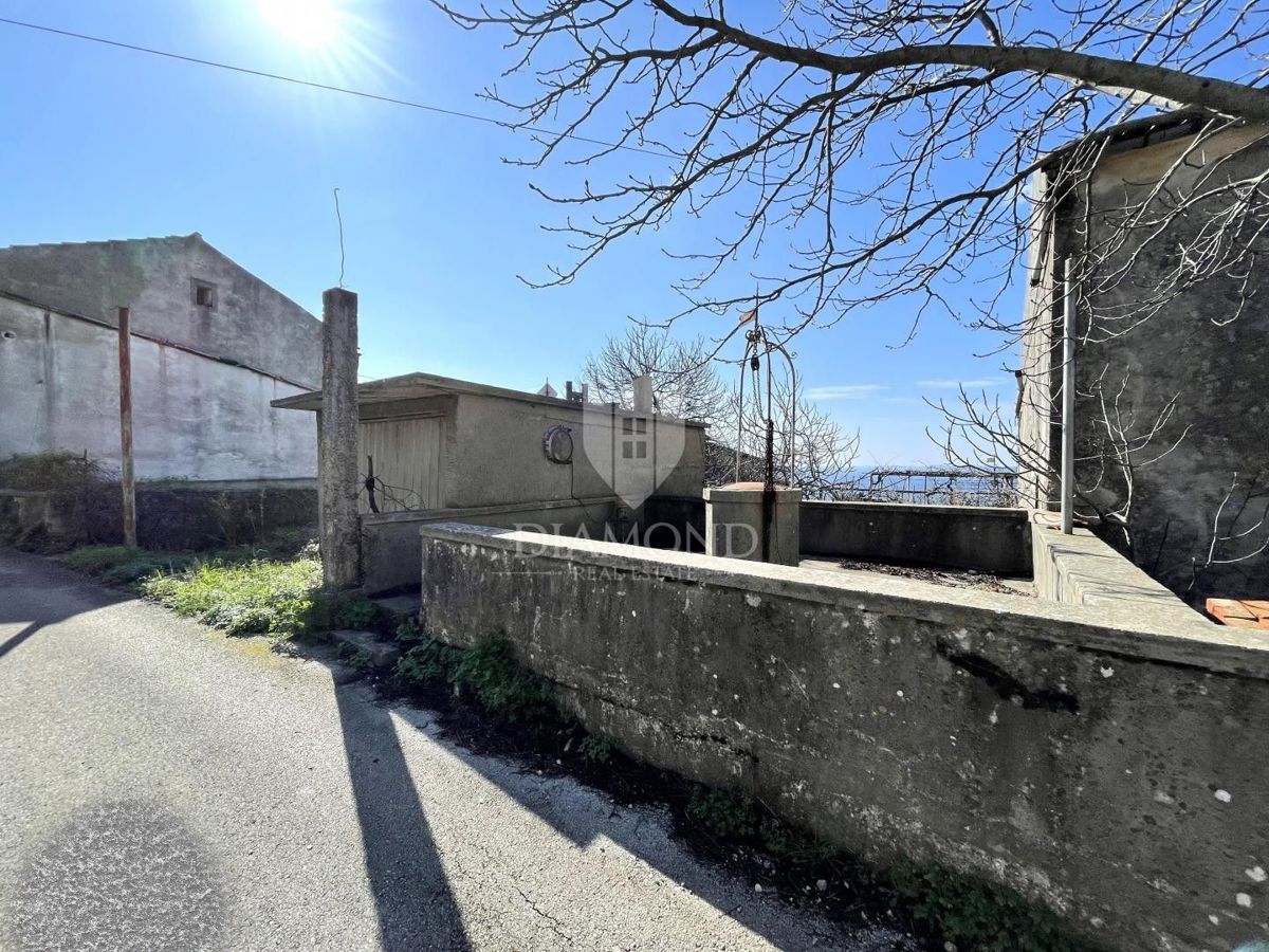 Lepa hiša za obnovo s pogledom na morje
