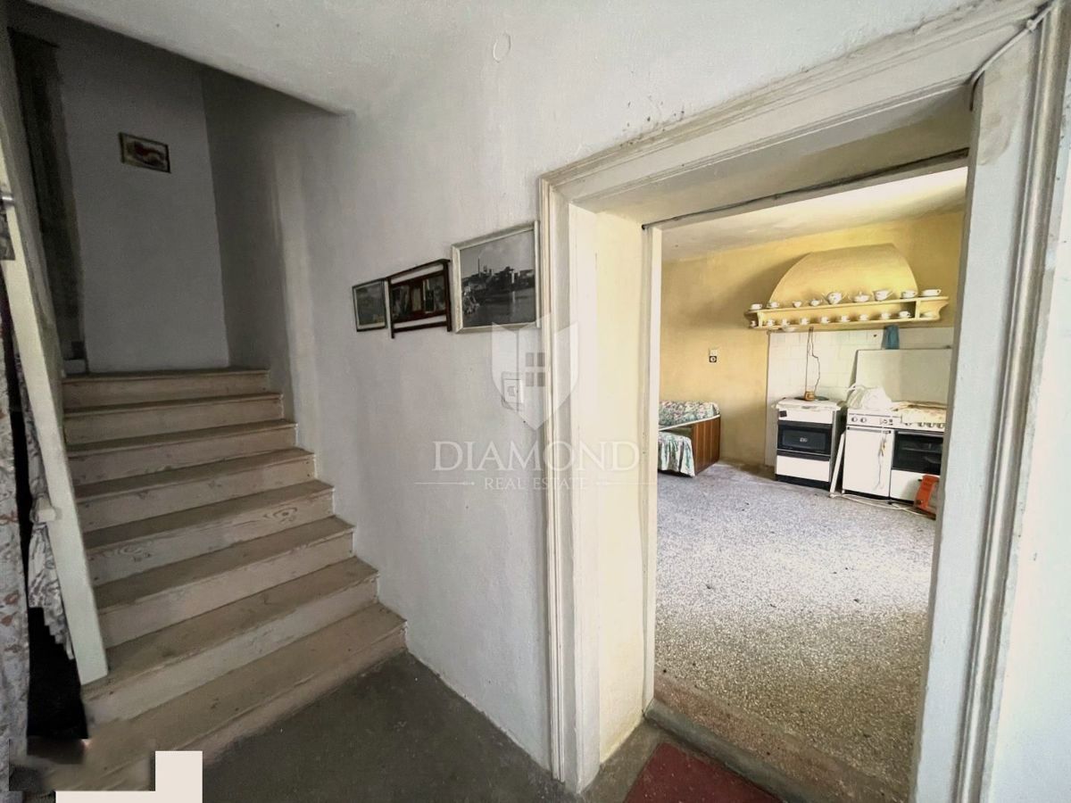 Lepa hiša za obnovo s pogledom na morje