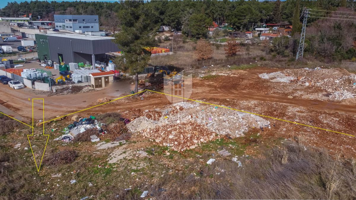 Novigrad, prostorno zemljišče v industrijski coni!