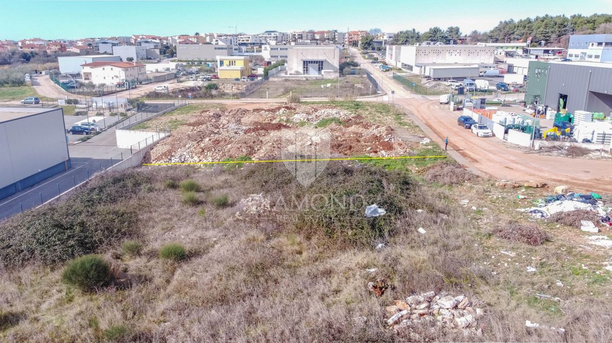 Novigrad, prostorno zemljišče v industrijski coni!