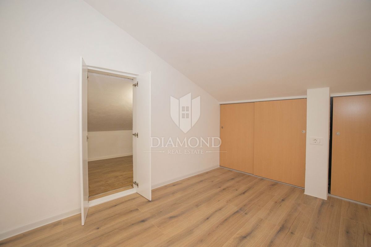 PRILOŽNOST! Rovinj, na novo prenovljeno stanovanje z garažnim mestom
