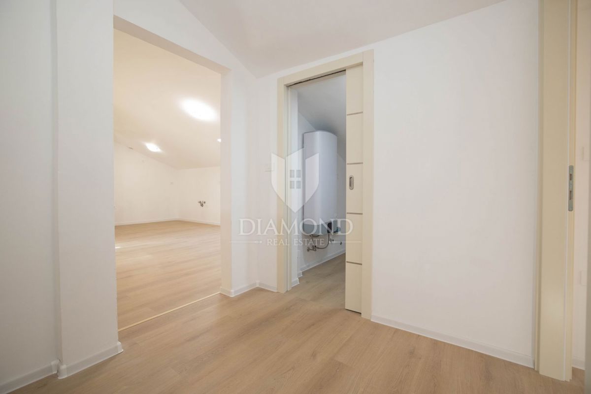 PRILOŽNOST! Rovinj, na novo prenovljeno stanovanje z garažnim mestom