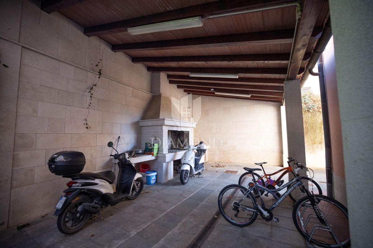 PRILOŽNOST! Rovinj, na novo prenovljeno stanovanje z garažnim mestom