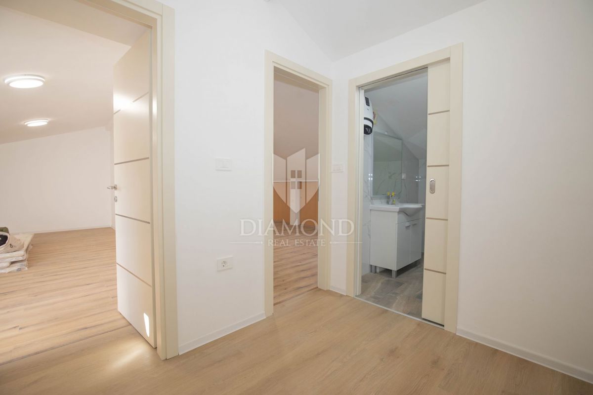 PRILOŽNOST! Rovinj, na novo prenovljeno stanovanje z garažnim mestom