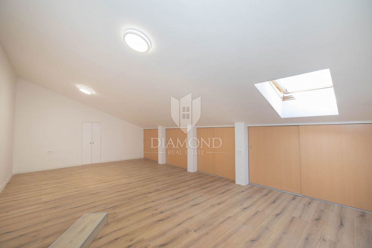 PRILOŽNOST! Rovinj, na novo prenovljeno stanovanje z garažnim mestom