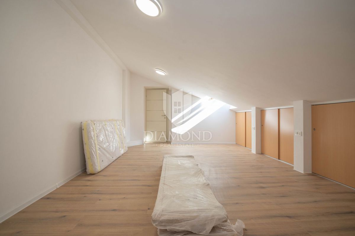 PRILOŽNOST! Rovinj, na novo prenovljeno stanovanje z garažnim mestom