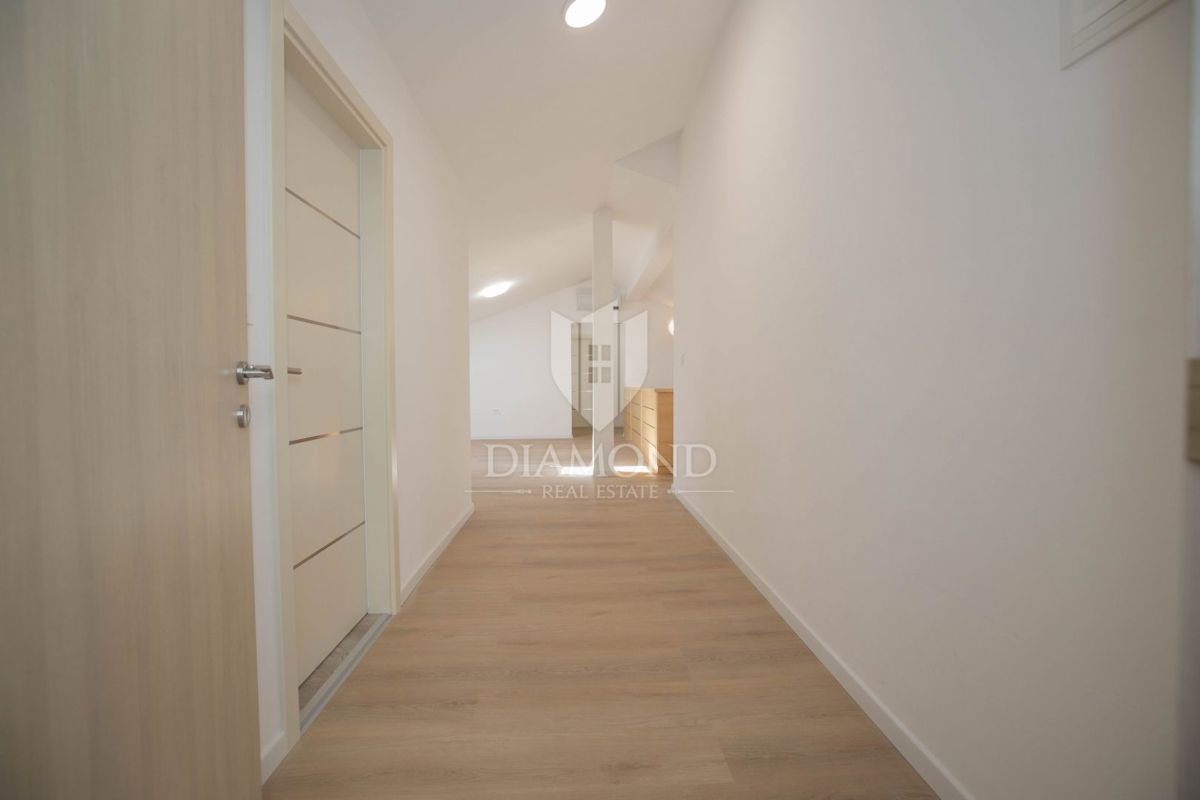 PRILOŽNOST! Rovinj, na novo prenovljeno stanovanje z garažnim mestom