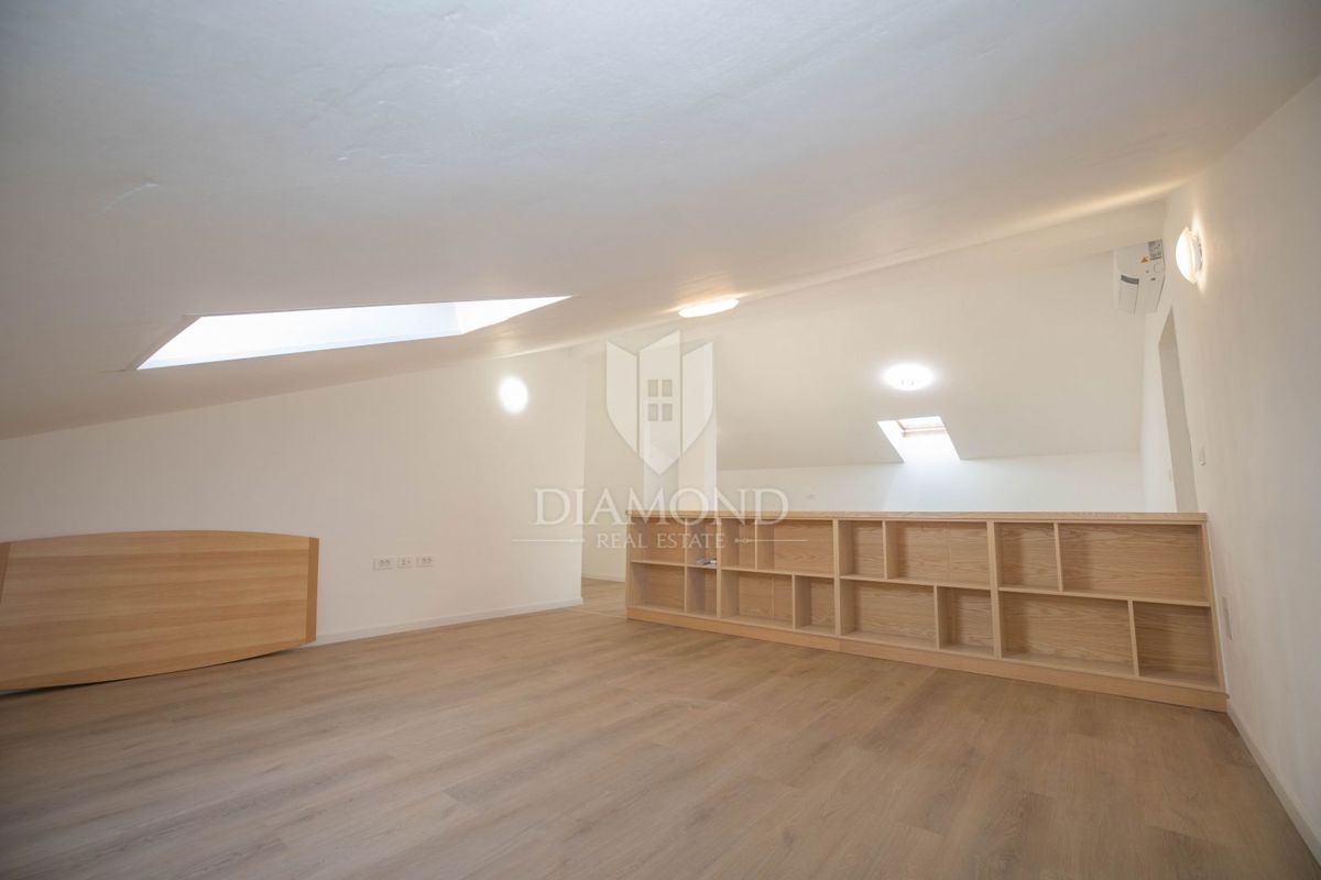 PRILOŽNOST! Rovinj, na novo prenovljeno stanovanje z garažnim mestom