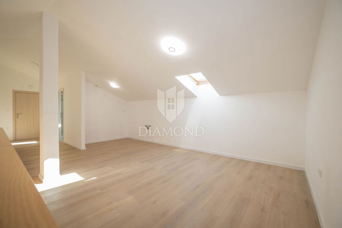 PRILOŽNOST! Rovinj, na novo prenovljeno stanovanje z garažnim mestom