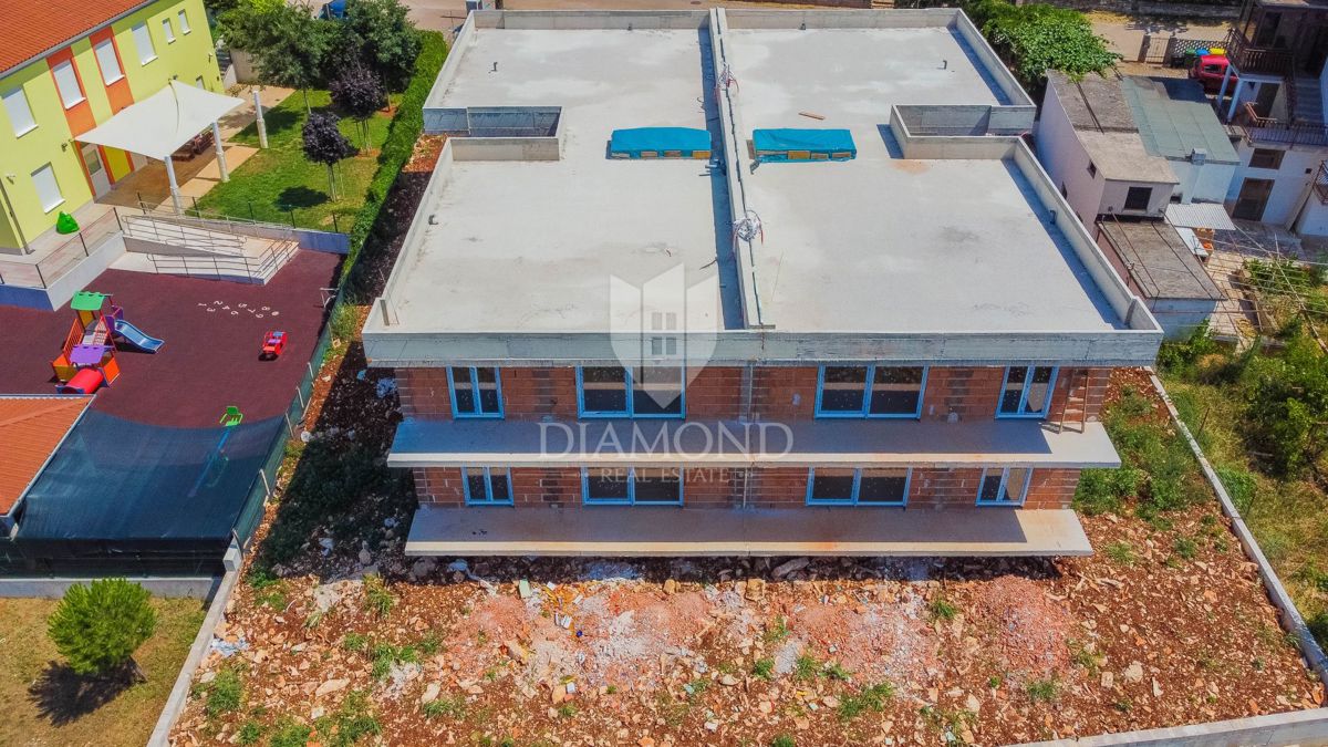 Umag! Stanovanje v 1. nadstropju s strešno teraso!