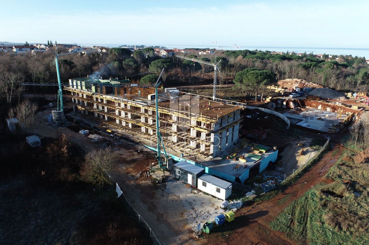 Poreč – Novo Stanovanje s Teraso v Mirnem Okolju