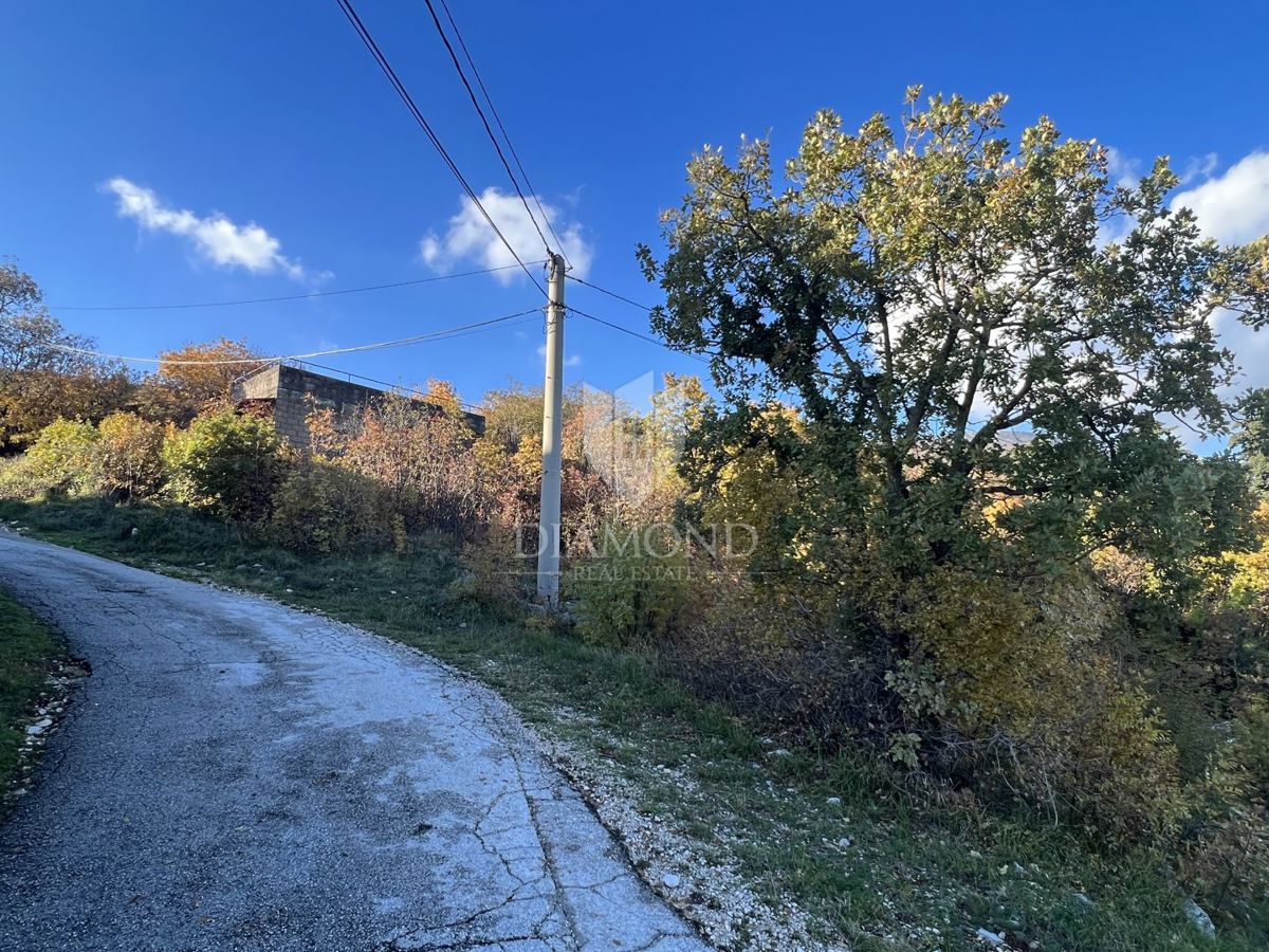 ZAZIDLJIVO ZEMLJIŠČE S PANORAMSKIM POGLEDOM NA MORJE