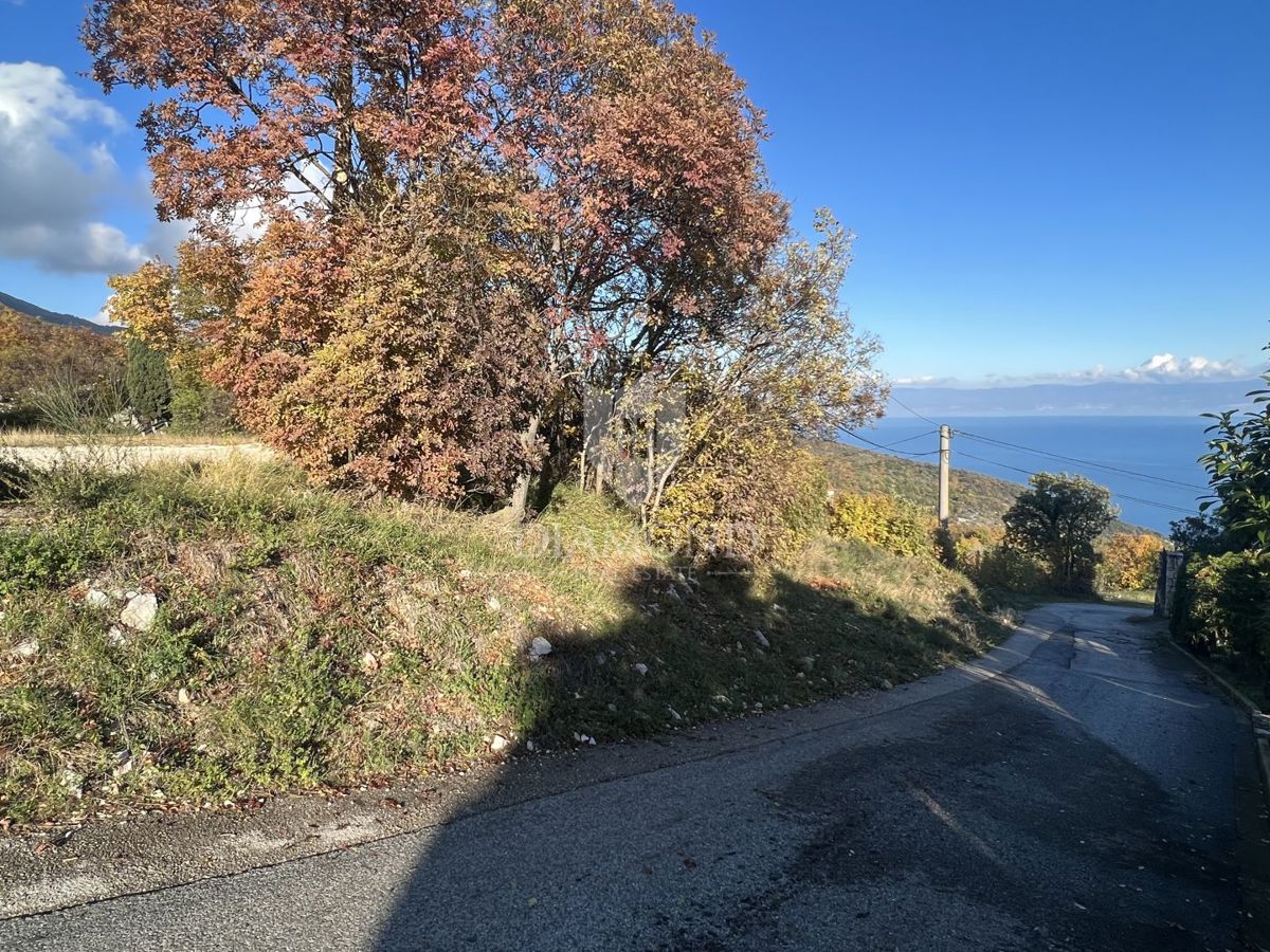 ZAZIDLJIVO ZEMLJIŠČE S PANORAMSKIM POGLEDOM NA MORJE