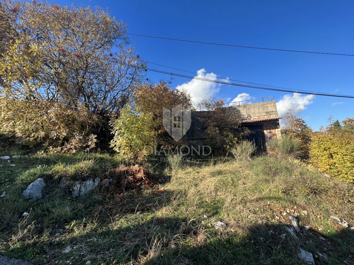 ZAZIDLJIVO ZEMLJIŠČE S PANORAMSKIM POGLEDOM NA MORJE