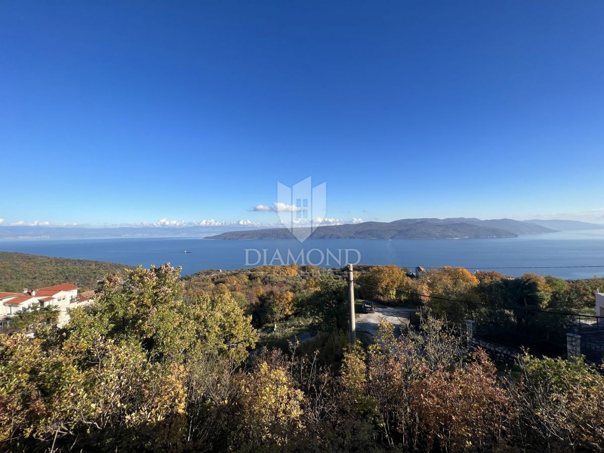 ZAZIDLJIVO ZEMLJIŠČE S PANORAMSKIM POGLEDOM NA MORJE