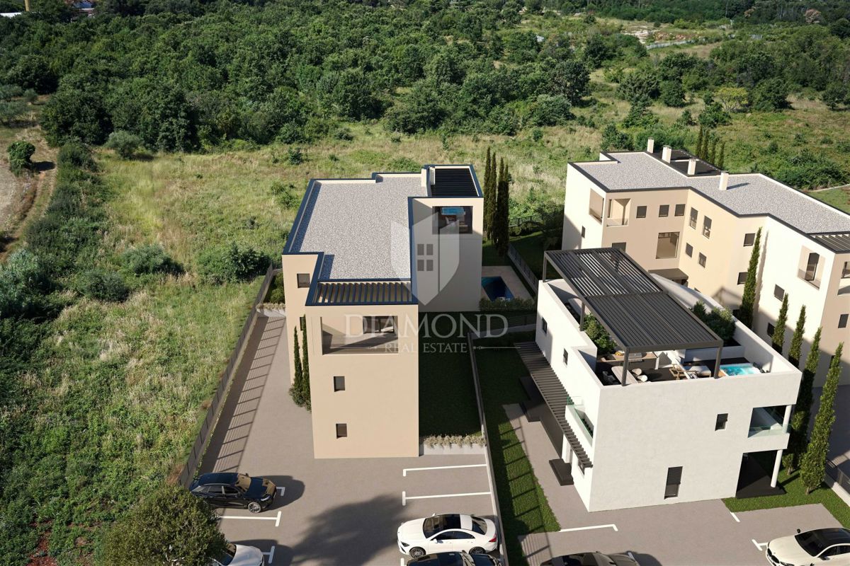 Poreč, pritlično stanovanje z vrtom 900 m od morja!