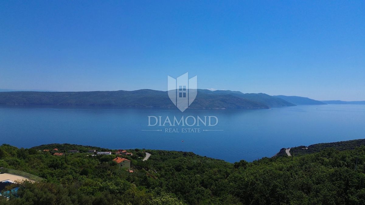 KAMNITA HIŠA S PANORAMSKIM POGLEDOM NA MORJE