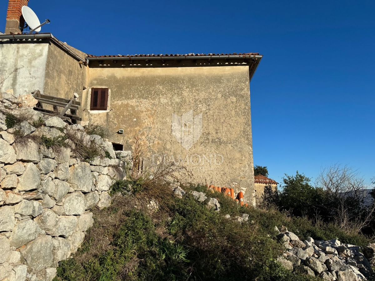 KAMNITA HIŠA S PANORAMSKIM POGLEDOM NA MORJE
