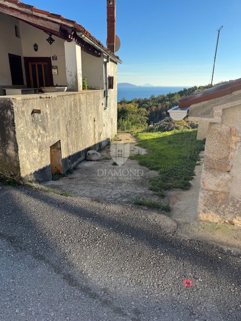 KAMNITA HIŠA S PANORAMSKIM POGLEDOM NA MORJE
