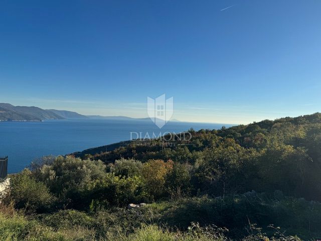 KAMNITA HIŠA S PANORAMSKIM POGLEDOM NA MORJE