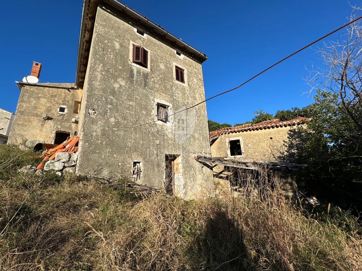 KAMNITA HIŠA S PANORAMSKIM POGLEDOM NA MORJE