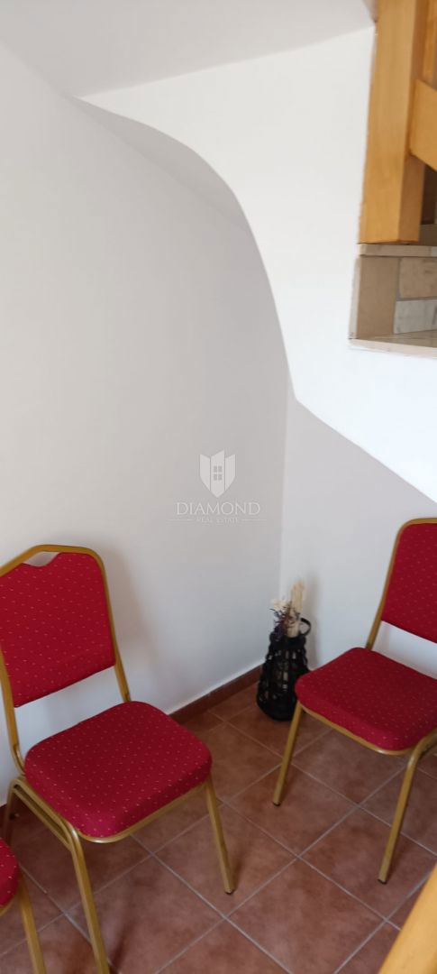 Jadranovo, prostorno dvoetažno stanovanje