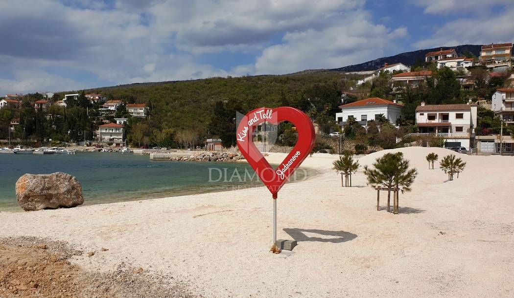 Jadranovo, prostorno dvoetažno stanovanje