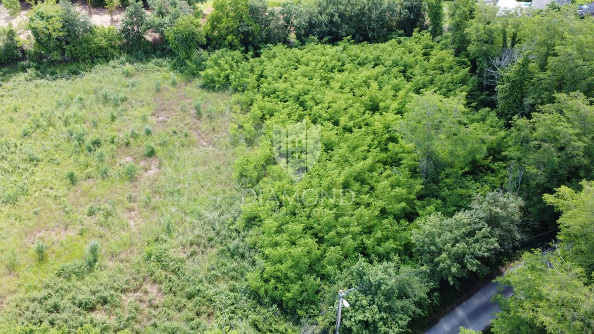 Poreč - okolica - Gradbena parcela 937 m² s projektom in dovoljenjem