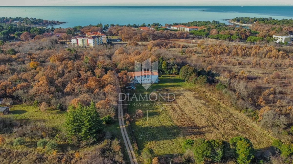 Umag, prostorno zazidljivo zemljišče 500 m od morja