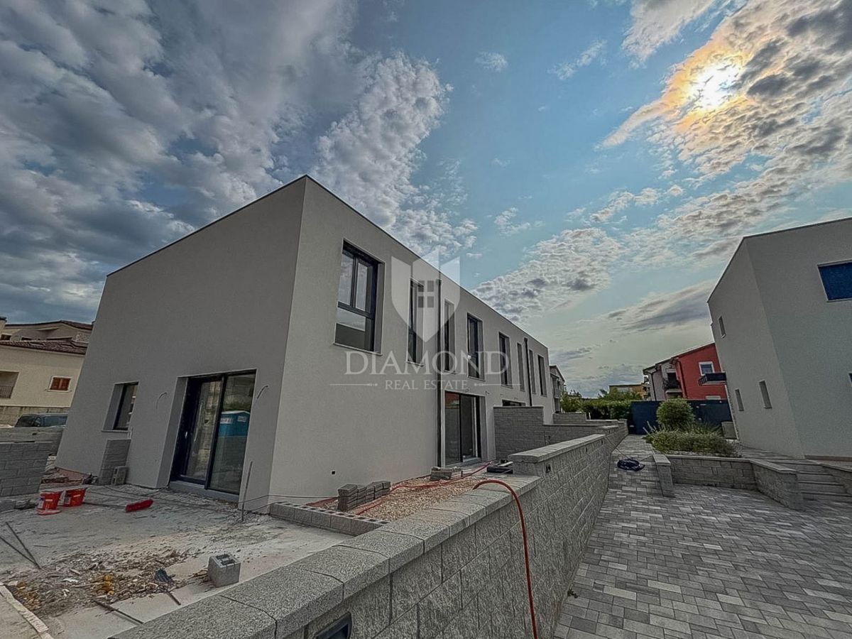 Novigrad, moderna vrstna hiša!