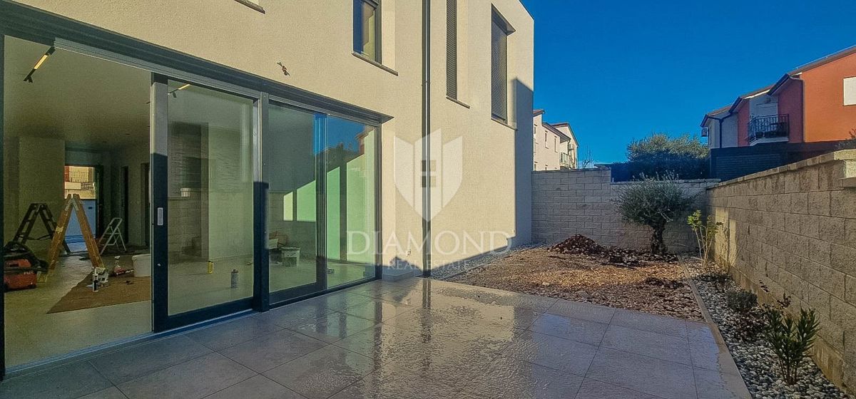 Novigrad, moderna vrstna hiša!