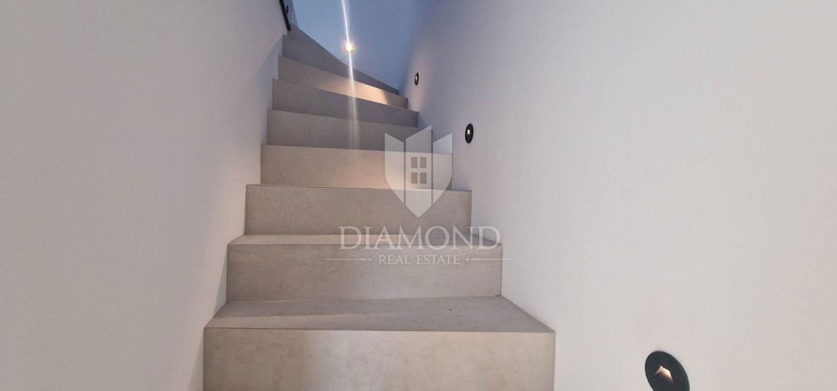 Novigrad, moderna vrstna hiša!