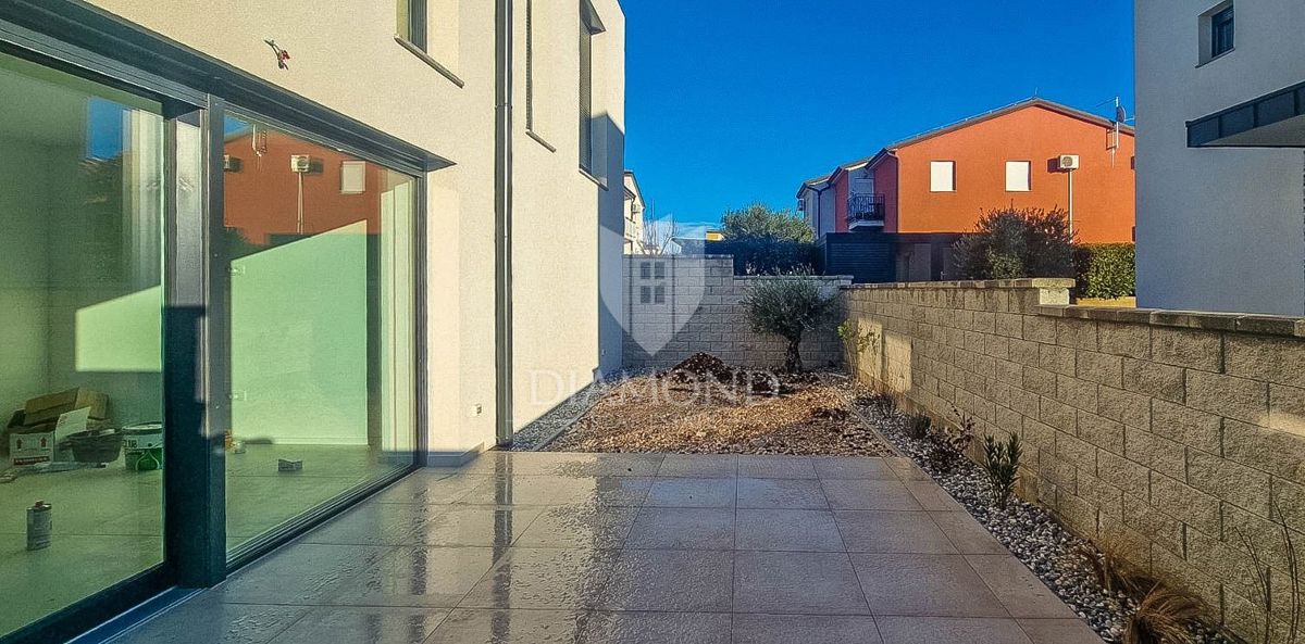 Novigrad, moderna vrstna hiša!