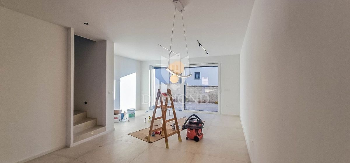 Novigrad, moderna vrstna hiša!