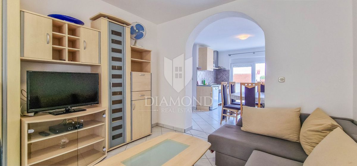 Novigrad, okolica, stanovanje z galerijo 350m od morja