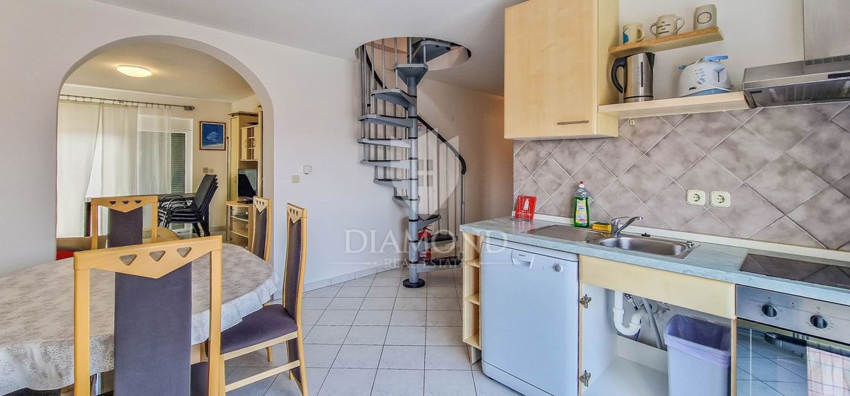 Novigrad, okolica, stanovanje z galerijo 350m od morja