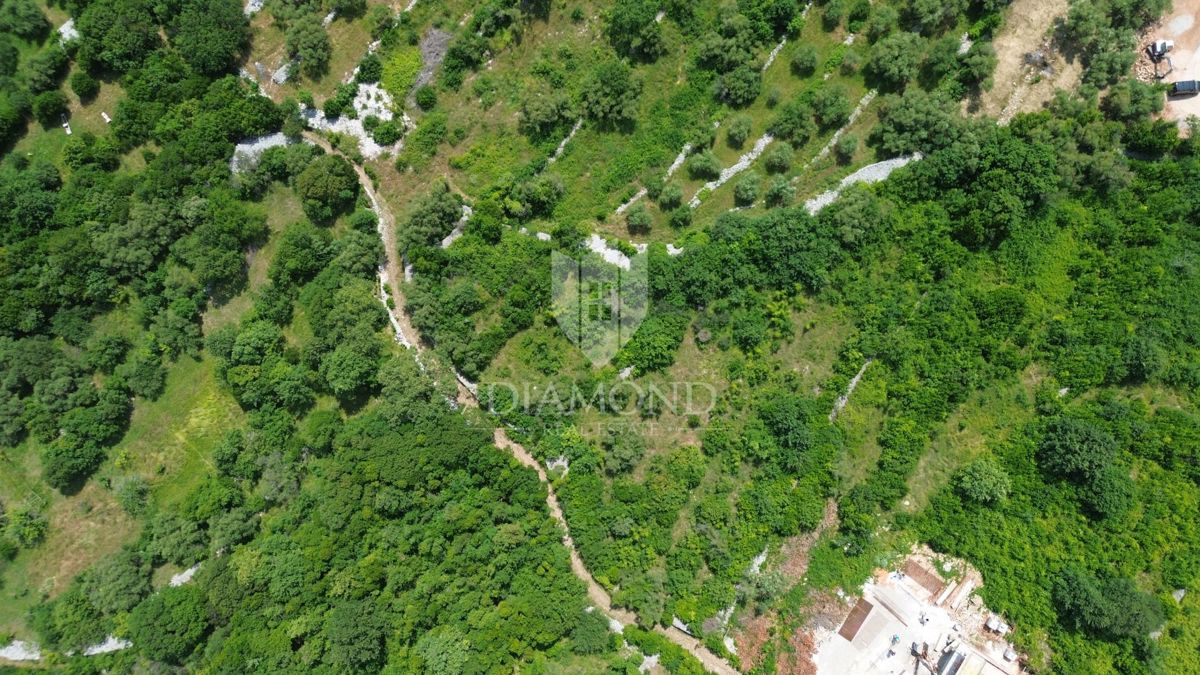 GRADBENO ZEMLJIŠČE Z RAZGLEDOM, V BLIŽINI LABINA