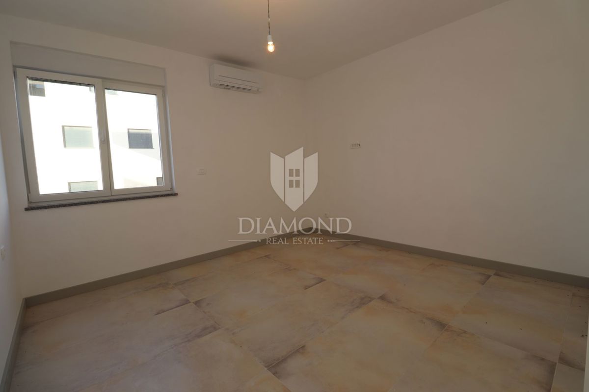Prodamo moderno stanovanje z bazenom in vrtom - Volme