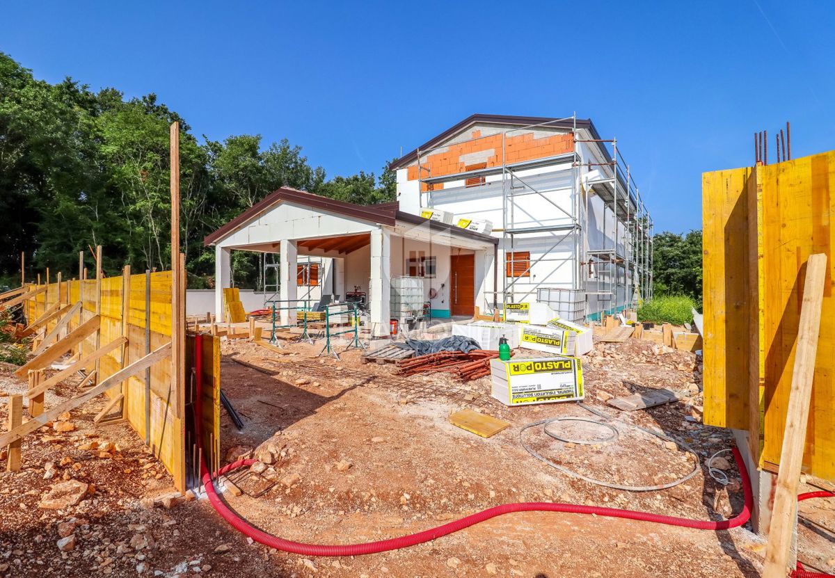 Nova moderna hiša z bazenom v miru narave v bližini Rovinja