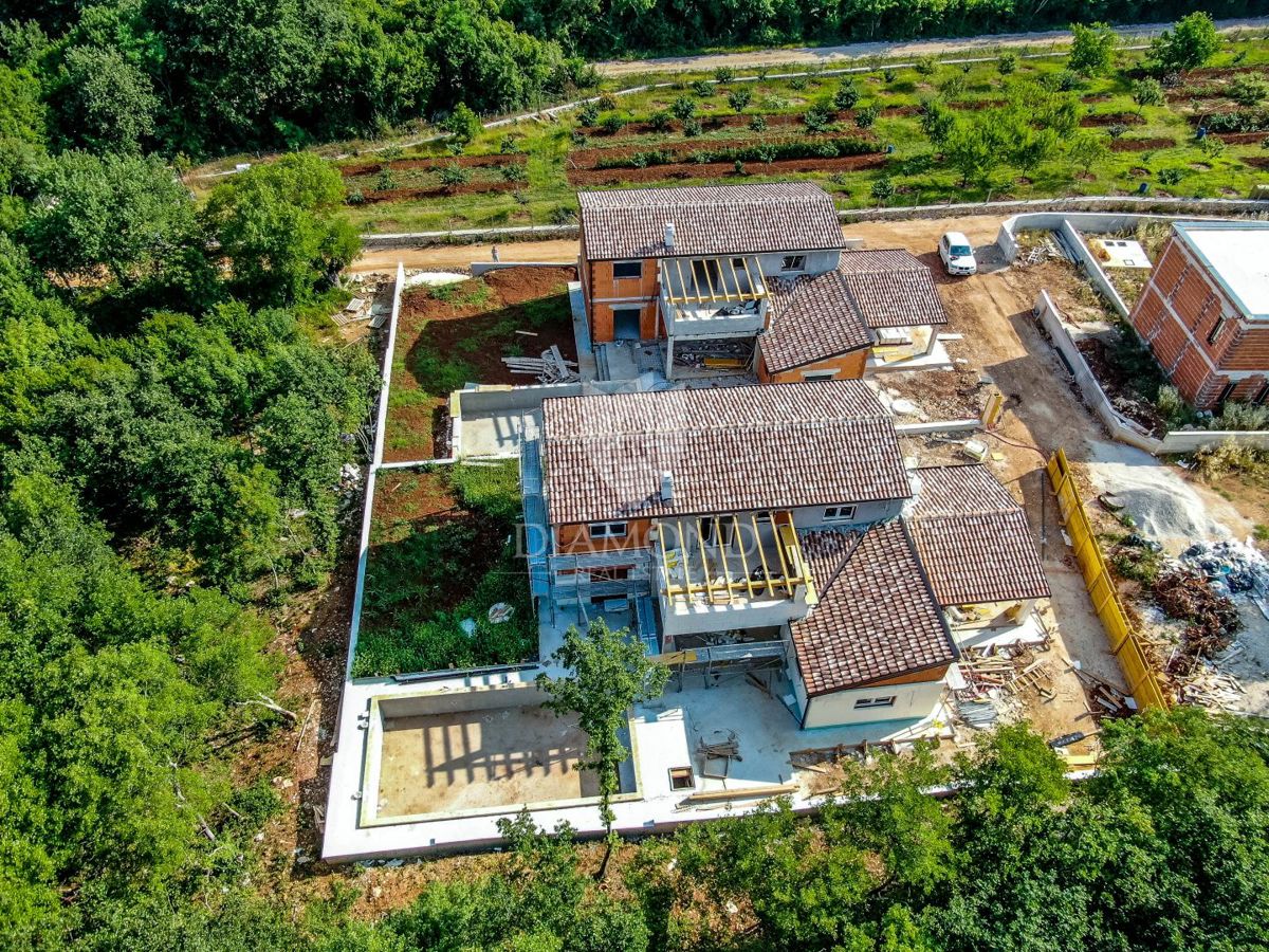 Nova moderna hiša z bazenom v miru narave v bližini Rovinja