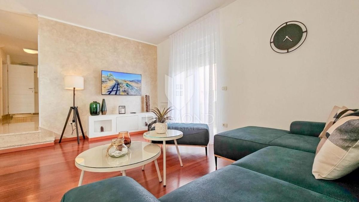 Okolica Umaga, čudovita samostojna hiša 260 m2 z bazenom