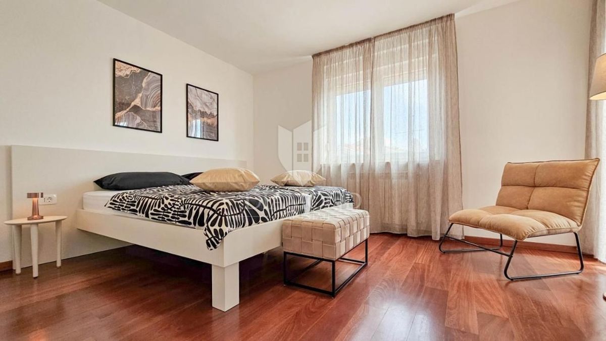 Okolica Umaga, čudovita samostojna hiša 260 m2 z bazenom
