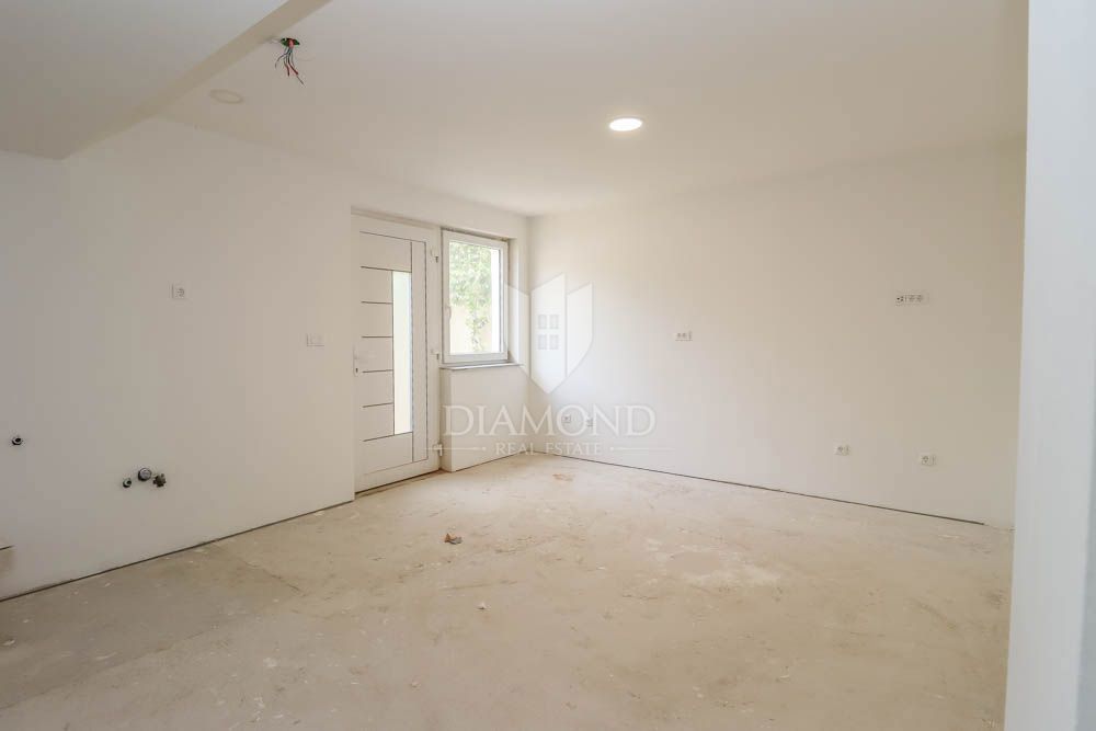 Pula, prenovljeno stanovanje z dodatnim stanovanjem! 