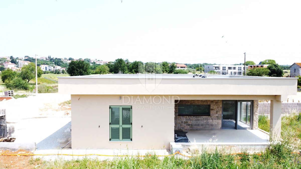 Poreč – okolica, Dvojček v pritličju z bazenom in vrtom