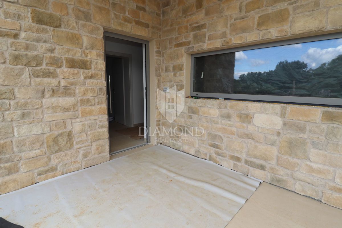 Poreč – okolica, Dvojček v pritličju z bazenom in vrtom