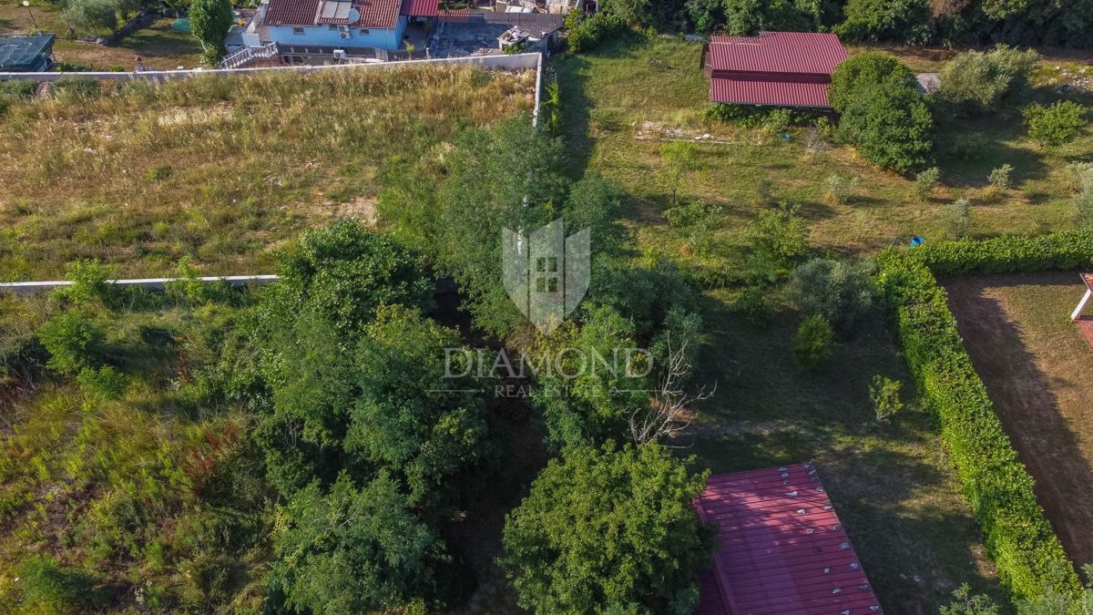 Umag, atraktivno gradbeno zemljišče 2 km od morja!