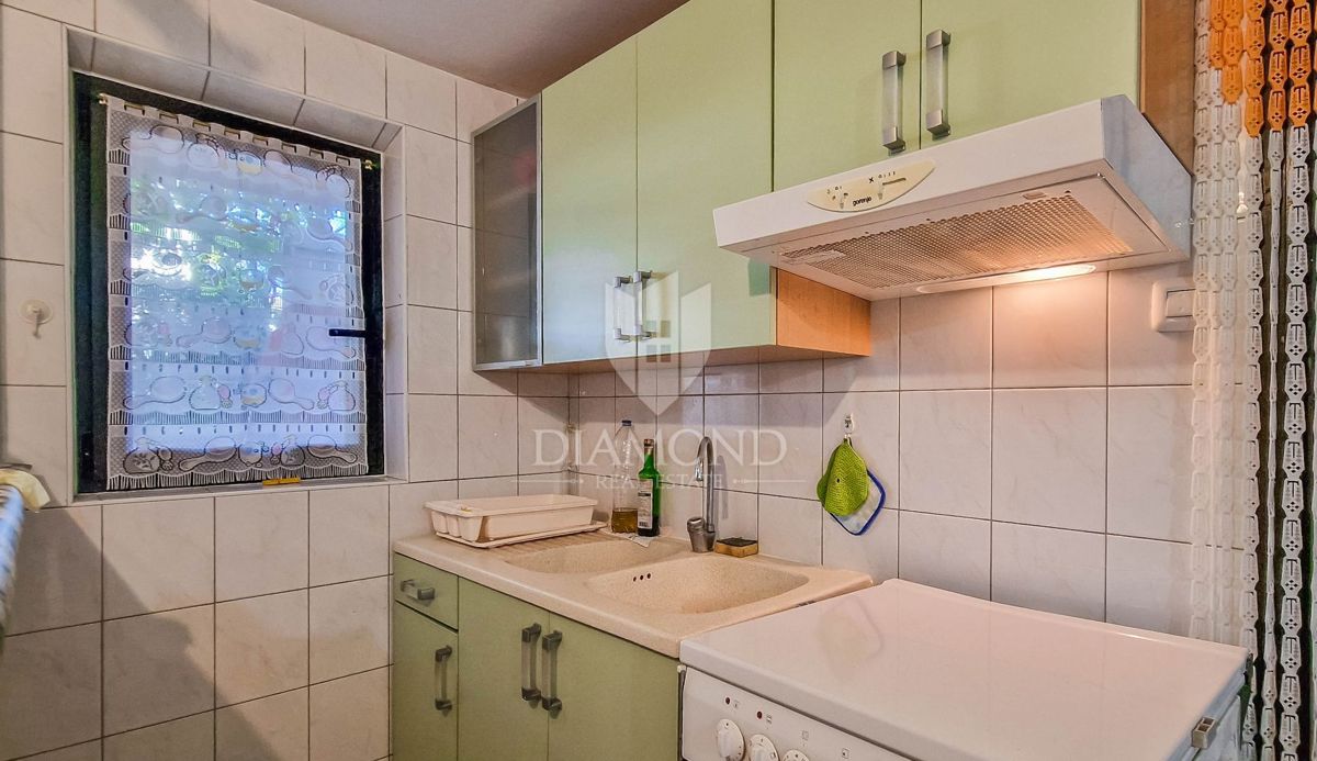 Novigrad, lepo stanovanje v pritličju blizu mesta in morja!